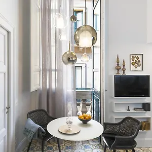 https://varo-apartment.taorminaitalyhotels.com